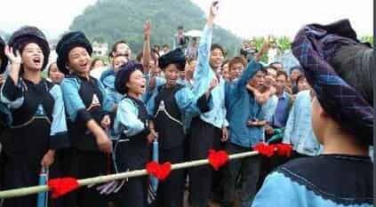 布依族服饰,男装女装和童装各有什么特点 布依族服饰,男装女装和童装各有什么特点