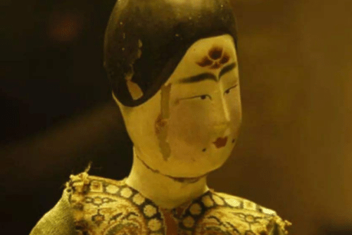 花钿妆什么时候开始盛行(<a href=/chaodai/zhanguo.html target=_blank class=infotextkey>春秋战国</a>时期,<a href=/renwu/4502.html target=_blank class=infotextkey><a href=/renwu/30613.html target=_blank class=infotextkey>寿阳公主</a></a>发明)