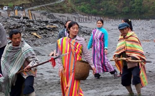 独龙族男服是什么样的 独龙族女服是什么样的